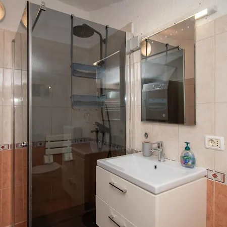 Above By Guide 빌라 메덜린