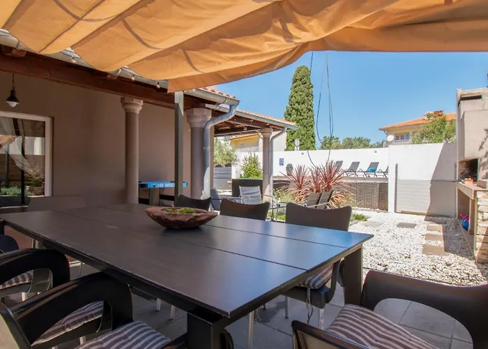 Above By Guide 빌라 메덜린